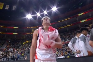 依旧犀利！郭艾伦弧顶摆脱徐杰直杀篮下拿到两分