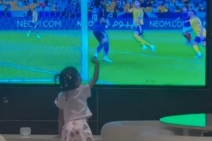 乔治娜晒视频：C罗女儿在电视上见证父亲进球，高兴得手舞足蹈