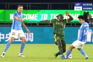 小心动作！奥乌苏踩中张煜东脚踝，VAR介入，最终认定非红牌