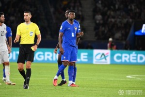 自齐达内以来，楚阿梅尼是首位为法国队累计两张红牌的球员