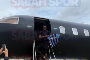 只差官宣！曼联门将奥纳纳落地土耳其，在飞机前展示特拉布宗球衣